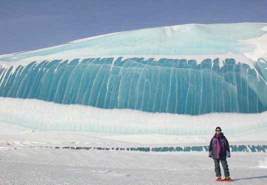 Misterele Antarcticii în imagini: Valuri uriaşe de gheaţă albastră