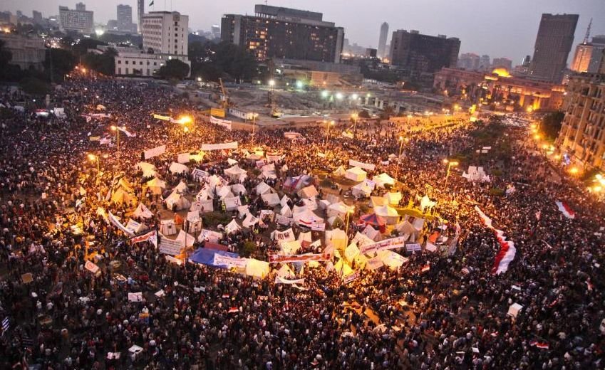 UN MILION  de oameni au protestat în Egipt. Pe străzile din Cairo s-a dezlănţuit dezastrul. Sute de manifestanţi au fost răniţi