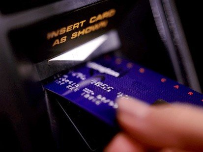 Un român din Marea Britanie a furat codurile PIN a 9.000 de carduri