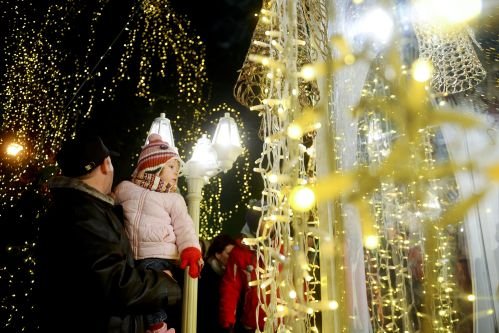 Capitala îmbracă straie de sărbătoare în ajun de Moş Nicolae, când Oprescu va aprinde luminiţele din Bucharest Christmas Market