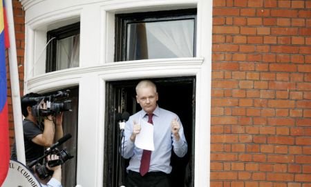 Fondatorul WikiLeaks, în stare gravă? Assange suferă de o afecţiune pulmonară