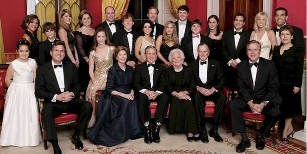 Fotografia de familie cu doi dintre preşedinţii Americii, care arată cât de puternică este dinastia lor