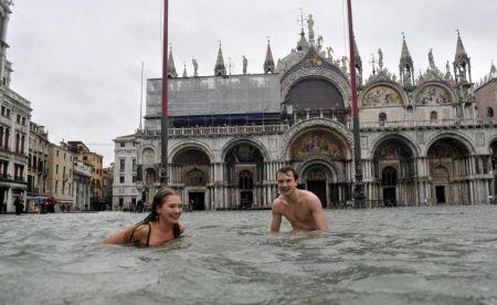  GALERIE FOTO. Turiştii înoată în piaţa San Marco din Veneţia. Întregul oraş este sub apă  180629