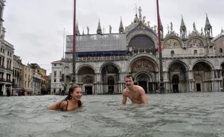  GALERIE FOTO. Turiştii înoată în piaţa San Marco din Veneţia. Întregul oraş este sub apă 