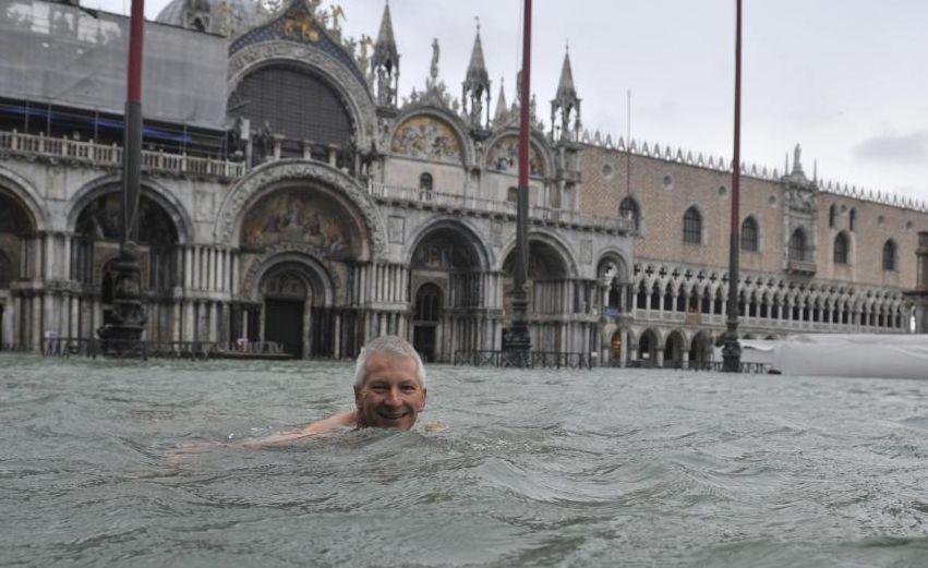  GALERIE FOTO. Turiştii înoată în piaţa San Marco din Veneţia. Întregul oraş este sub apă  180630