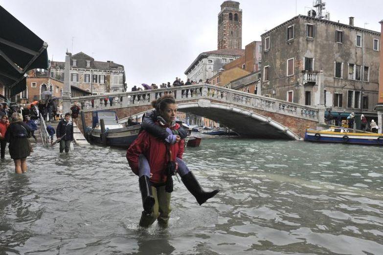  GALERIE FOTO. Turiştii înoată în piaţa San Marco din Veneţia. Întregul oraş este sub apă  180631