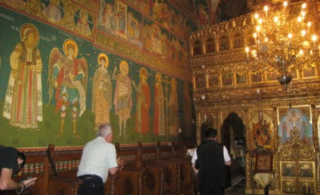 S-a furat candelabrul unei biserici din Suceava. Hoţii nu au fost prinişi