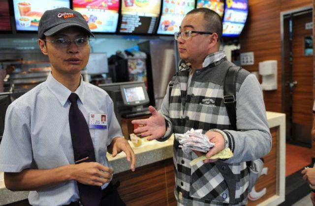 Şi-a bătut joc de ei, pentru că nu l-au servit la timp. Ce a făcut un client nervos angajaţilor unui fast-food 180511