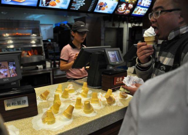 Şi-a bătut joc de ei, pentru că nu l-au servit la timp. Ce a făcut un client nervos angajaţilor unui fast-food 180512