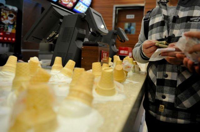 Şi-a bătut joc de ei, pentru că nu l-au servit la timp. Ce a făcut un client nervos angajaţilor unui fast-food 180513