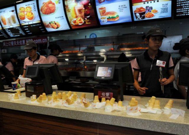 Şi-a bătut joc de ei, pentru că nu l-au servit la timp. Ce a făcut un client nervos angajaţilor unui fast-food 180514