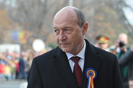 Băsescu: Nu vă uitaţi la cât de mici sunt politicienii, ei aleargă după voturi, românii trebuie să alerge pentru ţara lor