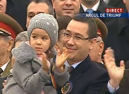Victor Ponta a asistat la parada militară alături de familie