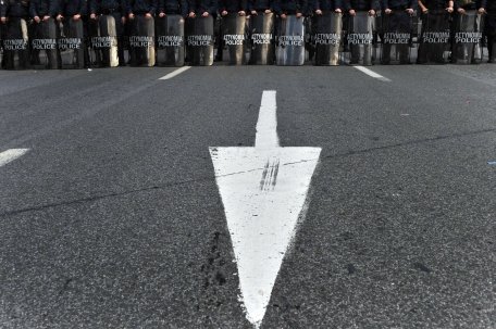 Creditorii externi sugerează Greciei să diminueze cheltuielile prin renunţarea la serviciul militar obligatoriu
