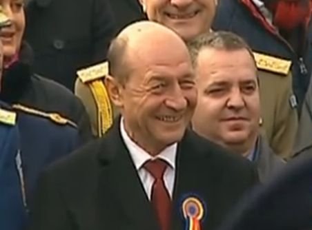 Cu cine şi la cine râde Traian Băsescu la ceremoniile de Ziua Naţională a României