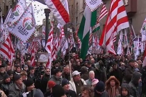10.000 de unguri au protestat în faţa Parlamentului din Budapesta. Un &quot;ales&quot; de-al lor, acuzat de afirmaţii anti-semite