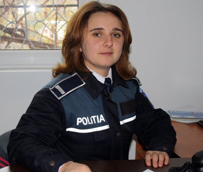 O vasluiancă de 23 de ani, cea mai tânără femeie şef de post de Poliţie din România