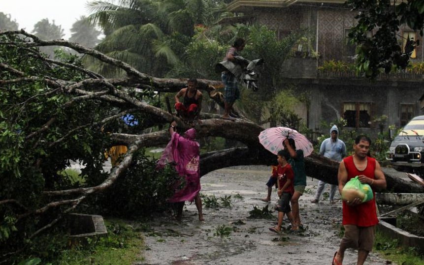 Taifunul Bopha a lovit Filipine cu rafale de vânt de 210 km/oră şi ploi puternice. Cel puţin şase persoane au murit