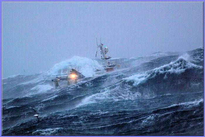 Un vapor s-a scufundat în Marea Neagră. 9 marinari sunt în continuare dispăruţi