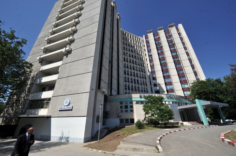 O pacientă de la Spitalul Universitar Bucureşti a murit după ce s-ar fi aruncat de la etajul 13
