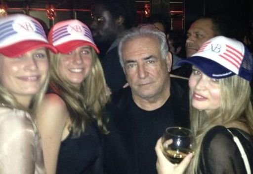 Dominique Strauss Kahn nu se cuminţeşte. S-a lăsat pozat alături de trei blonde într-un club de noapte
