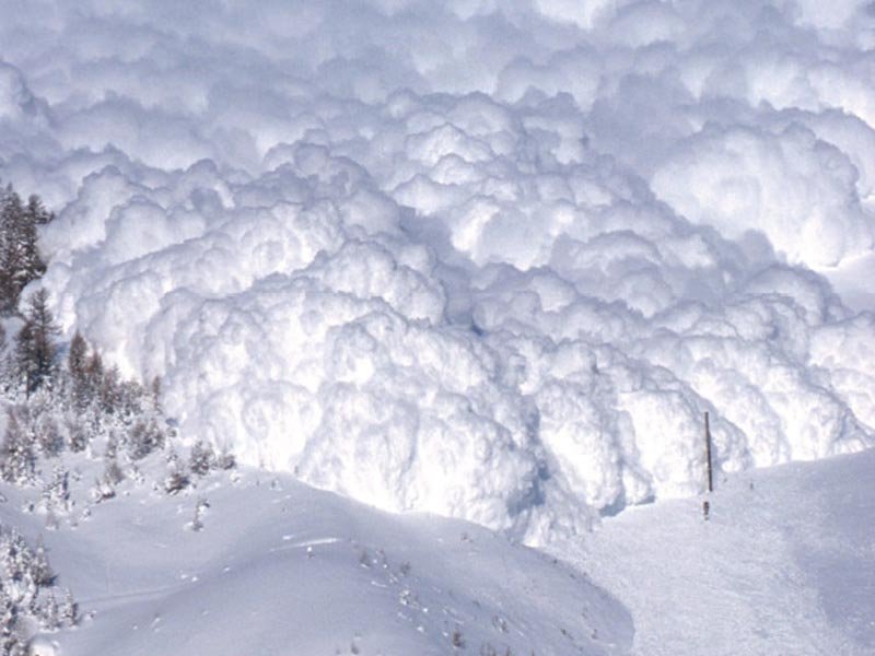 Alertă de avalanşe în Alpii elveţieni. Poliţia din cantonul Valais îndeamnă oamenii la prudenţă