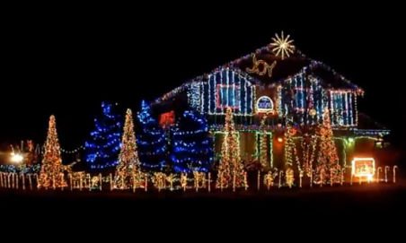 Americanii iubesc sărbătorile! Spectacol de lumini, culoare şi replici celebre din filme de Crăciun