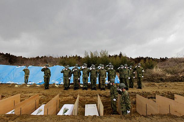 Japonia, greu încercată. FOTOREPORTAJ copleşitor din mijlocul seismului care a lovit ţara în 2011 182153