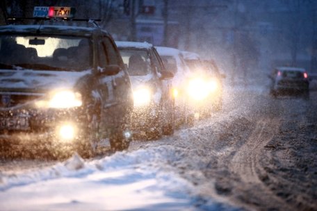 Trafic rutier îngreunat în 11 judeţe din ţară. 21 de drumuri naţionale, acoperite de zăpadă 