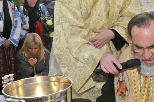 ALEGERI PARLAMENTARE. Ce face Udrea cu lumânarea în mână, lângă o cruce şi înconjurată de preoţi, înainte de alegeri?