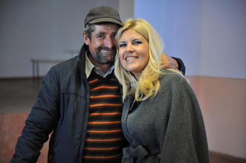 ALEGERI PARLAMENTARE. Ce face Udrea cu lumânarea în mână, lângă o cruce şi înconjurată de preoţi, înainte de alegeri? 182399