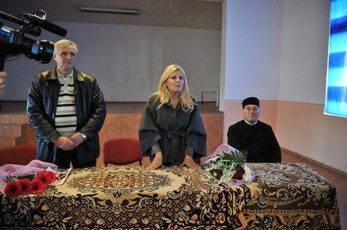 ALEGERI PARLAMENTARE. Ce face Udrea cu lumânarea în mână, lângă o cruce şi înconjurată de preoţi, înainte de alegeri? 182400