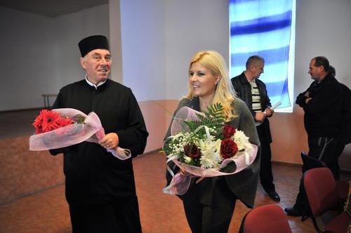 ALEGERI PARLAMENTARE. Ce face Udrea cu lumânarea în mână, lângă o cruce şi înconjurată de preoţi, înainte de alegeri? 182401