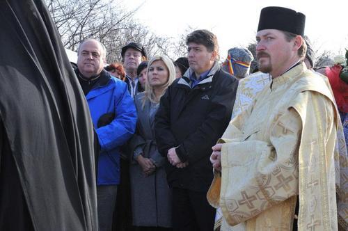 ALEGERI PARLAMENTARE. Ce face Udrea cu lumânarea în mână, lângă o cruce şi înconjurată de preoţi, înainte de alegeri? 182402