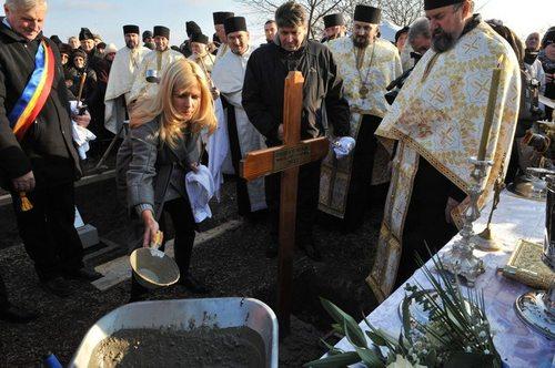 ALEGERI PARLAMENTARE. Ce face Udrea cu lumânarea în mână, lângă o cruce şi înconjurată de preoţi, înainte de alegeri? 182403