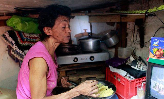 De mai bine de două decenii îşi duc traiul în acest loc. Sărăcia este blestemul lor de zi cu zi 182438