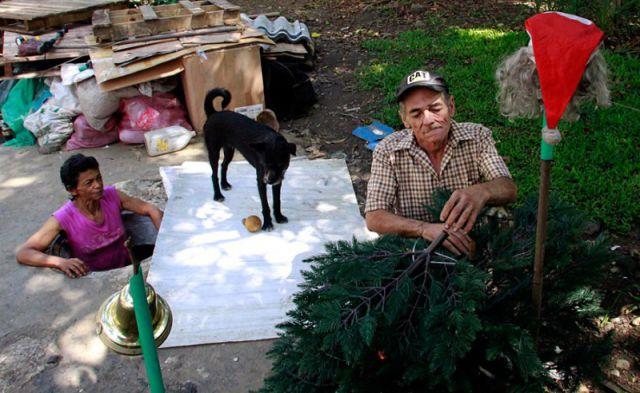 De mai bine de două decenii îşi duc traiul în acest loc. Sărăcia este blestemul lor de zi cu zi 182442
