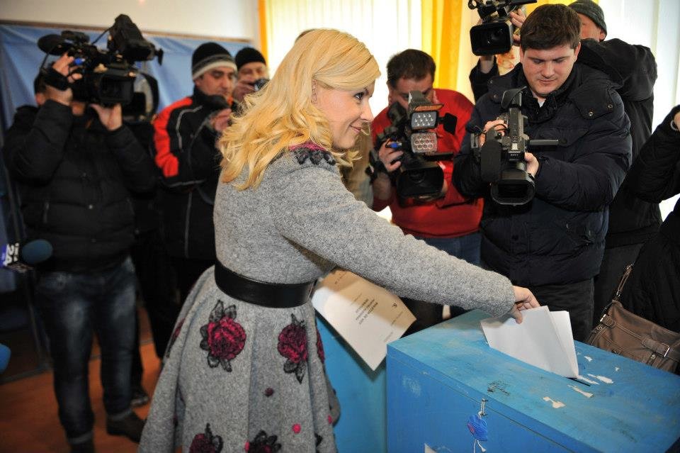 Elena Udrea a votat &quot;cu speranţa şi dorinţa ca drumul României către democraţie totală să fie ireversibil&quot;