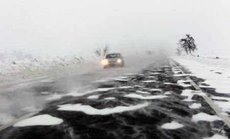 LISTA COMPLETĂ a drumurilor blocate din cauza ninsorii. Află care este situaţia traficului în judeţul tău