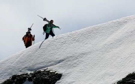 RISC MAXIM de avalanşă în Bucegi. Turiştii, avertizaţi să nu urce pe munte