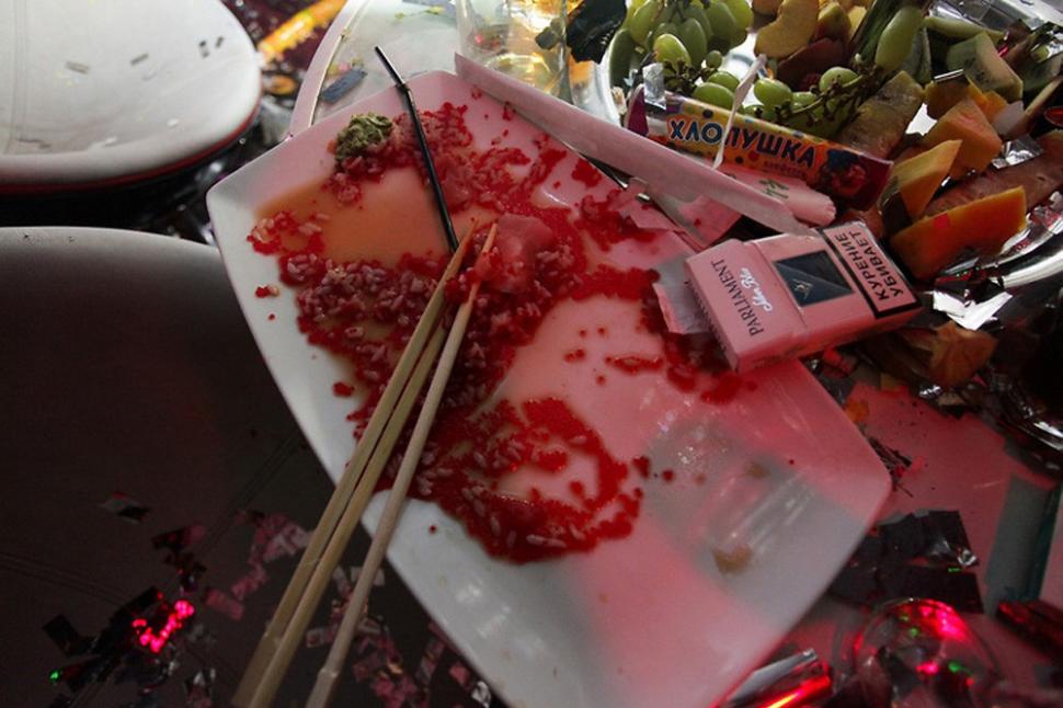 Aşa sunt verificate fetele care intră în acest club. Tinerii bogaţi din Rusia, dezmăţ total, noapte de noapte 182607