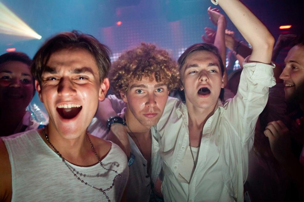 Aşa sunt verificate fetele care intră în acest club. Tinerii bogaţi din Rusia, dezmăţ total, noapte de noapte 182608