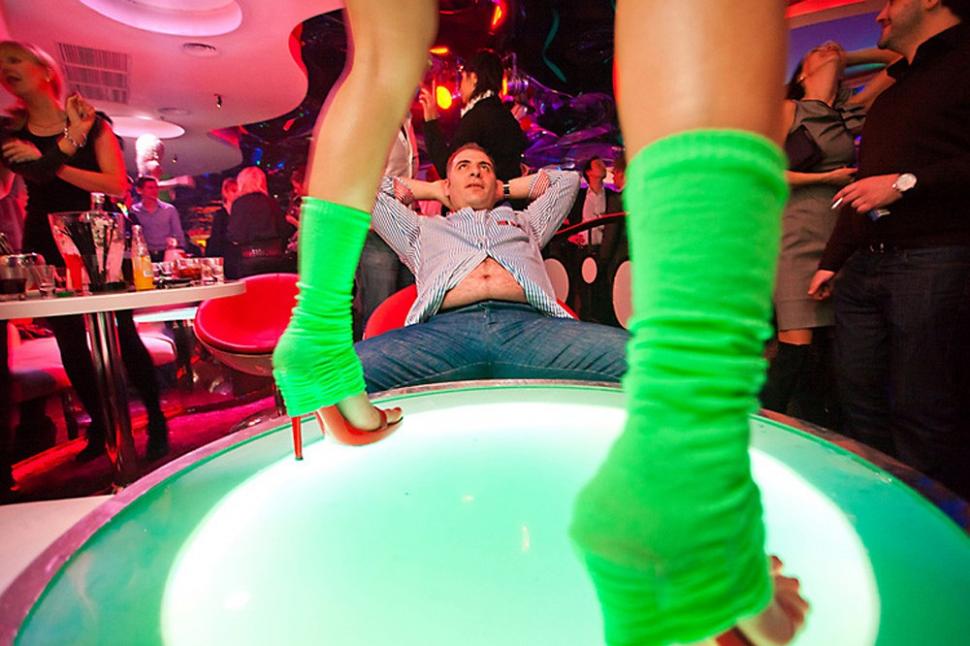 Aşa sunt verificate fetele care intră în acest club. Tinerii bogaţi din Rusia, dezmăţ total, noapte de noapte 182610