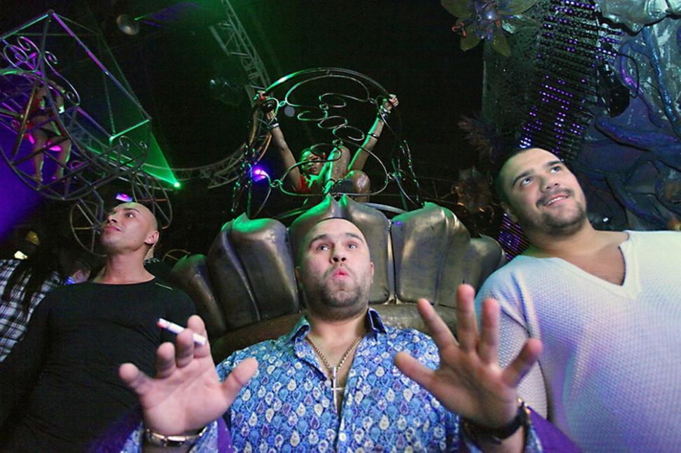 Aşa sunt verificate fetele care intră în acest club. Tinerii bogaţi din Rusia, dezmăţ total, noapte de noapte 182613