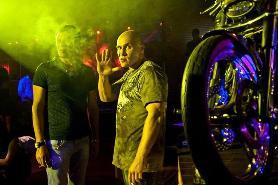 Aşa sunt verificate fetele care intră în acest club. Tinerii bogaţi din Rusia, dezmăţ total, noapte de noapte 182617