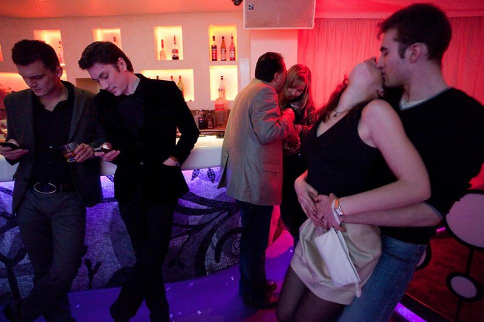 Aşa sunt verificate fetele care intră în acest club. Tinerii bogaţi din Rusia, dezmăţ total, noapte de noapte 182618