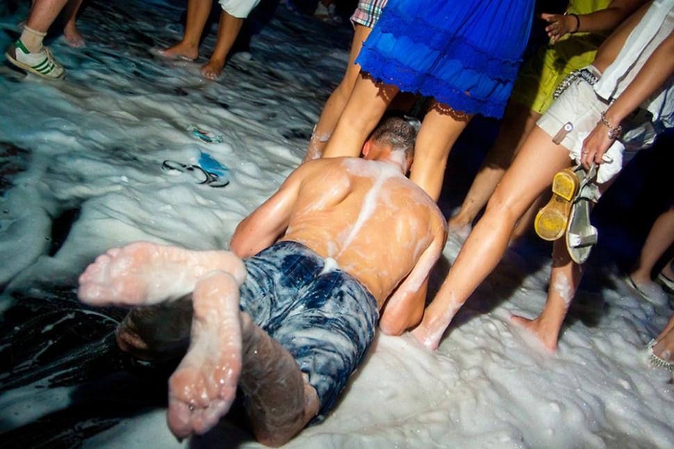 Aşa sunt verificate fetele care intră în acest club. Tinerii bogaţi din Rusia, dezmăţ total, noapte de noapte 182619