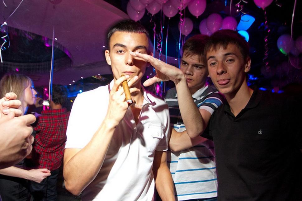 Aşa sunt verificate fetele care intră în acest club. Tinerii bogaţi din Rusia, dezmăţ total, noapte de noapte 182621