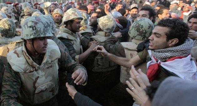 Mohamed Morsi conferă armatei egiptene puterea de a aresta civili
