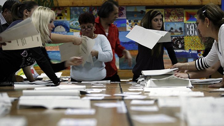 Românii din străinătate au stat la coadă să voteze: &quot;Ne dorim să ne întoarcem într-o Românie prosperă&quot;
